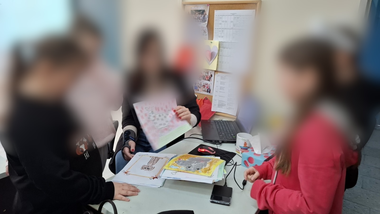Uczniowie pokazują swoje prace