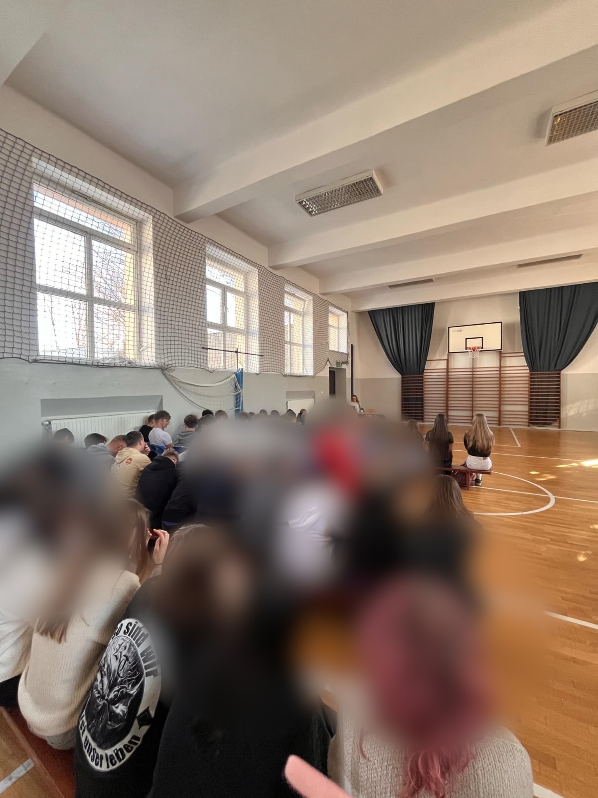 Spotkanie z uczniami w sali gimnastycznej