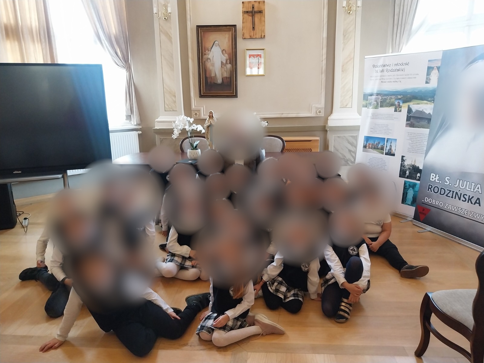 Pamiątkowe zdjęcie z uczniami